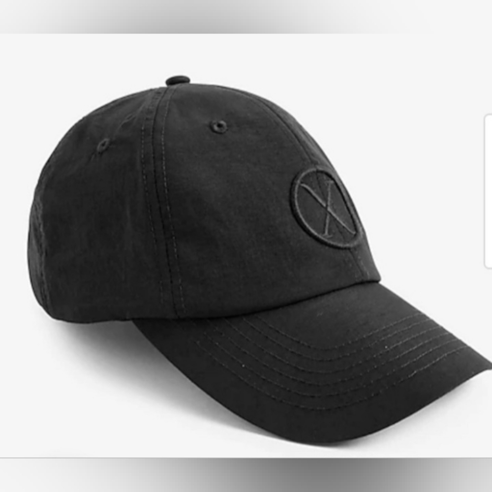 Express Black Hat with Classic 6-Panel Design and Adjustable Fit